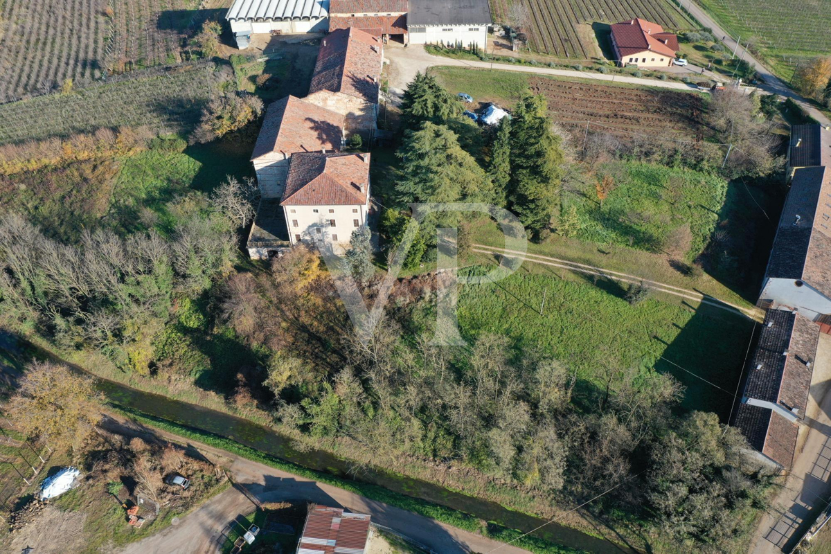 La casa della nobile famiglia dei conti Velo.
Casa colonica storica con  volumi e potenzialità straordinarie