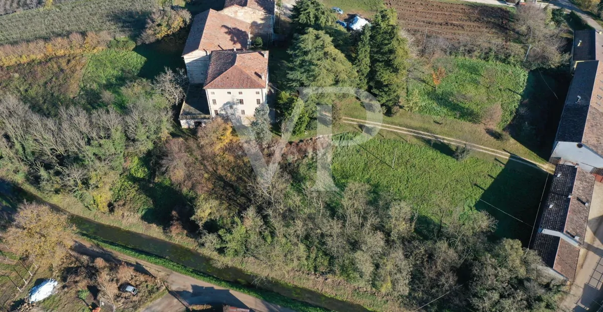 Masía histórica de grandes volúmenes y extraordinario potencial