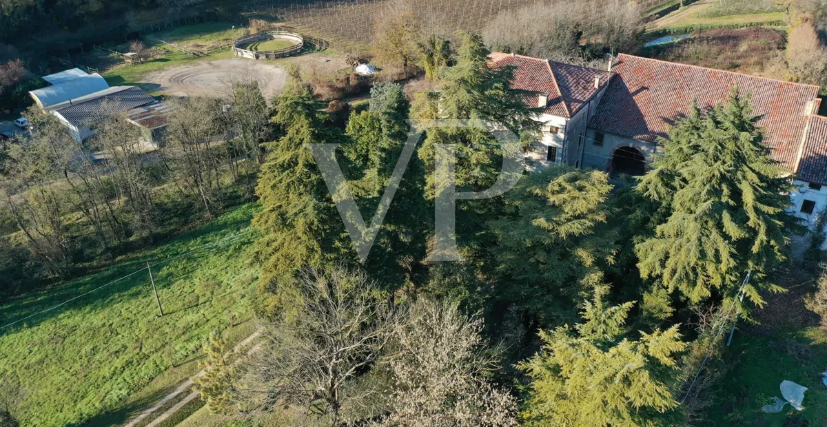 Masía histórica de grandes volúmenes y extraordinario potencial