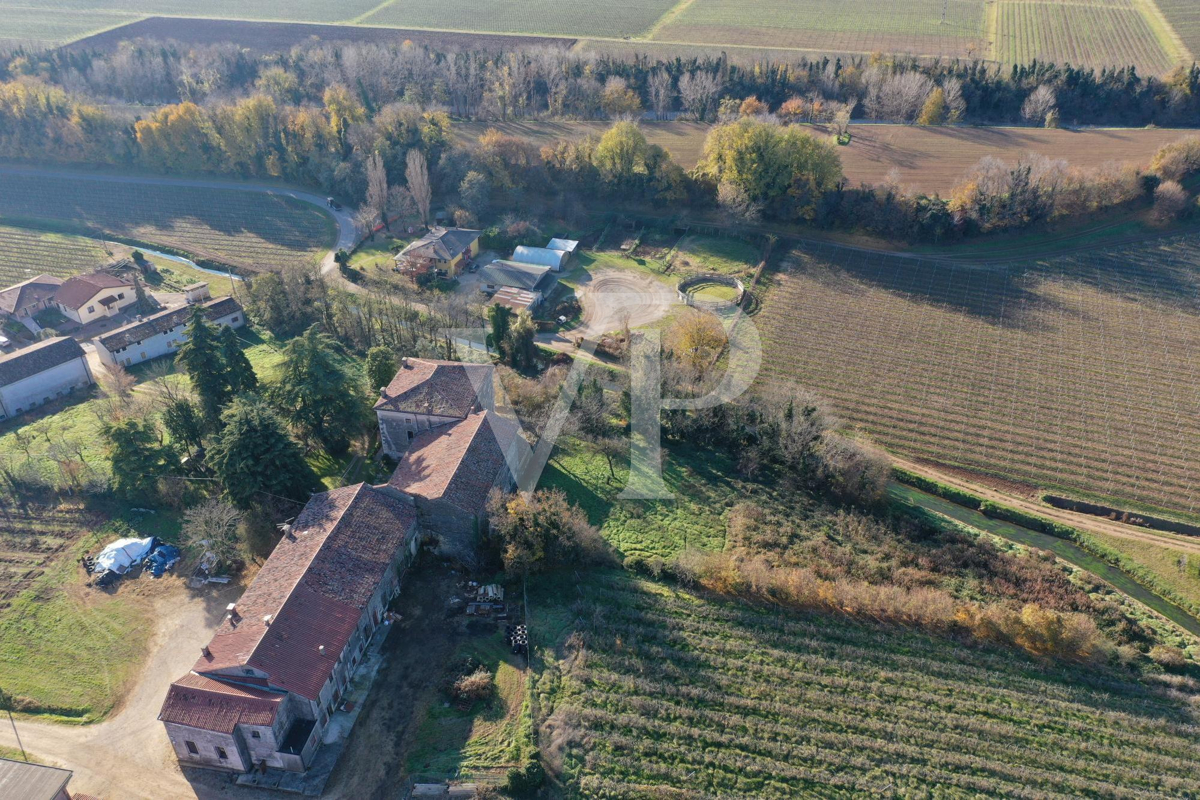 La casa della nobile famiglia dei conti Velo.
Casa colonica storica con  volumi e potenzialità straordinarie