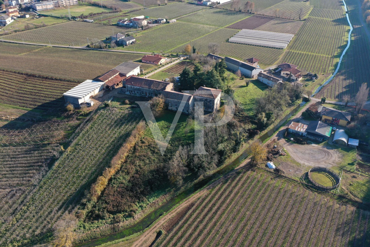 La casa della nobile famiglia dei conti Velo.
Casa colonica storica con  volumi e potenzialità straordinarie
