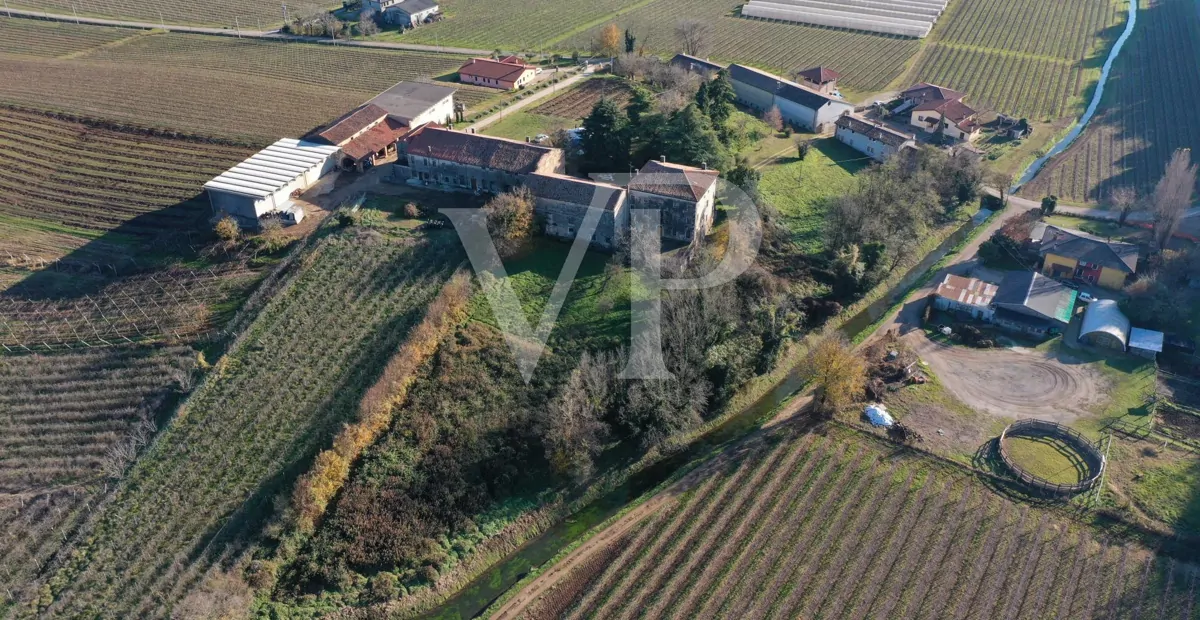 Masía histórica de grandes volúmenes y extraordinario potencial