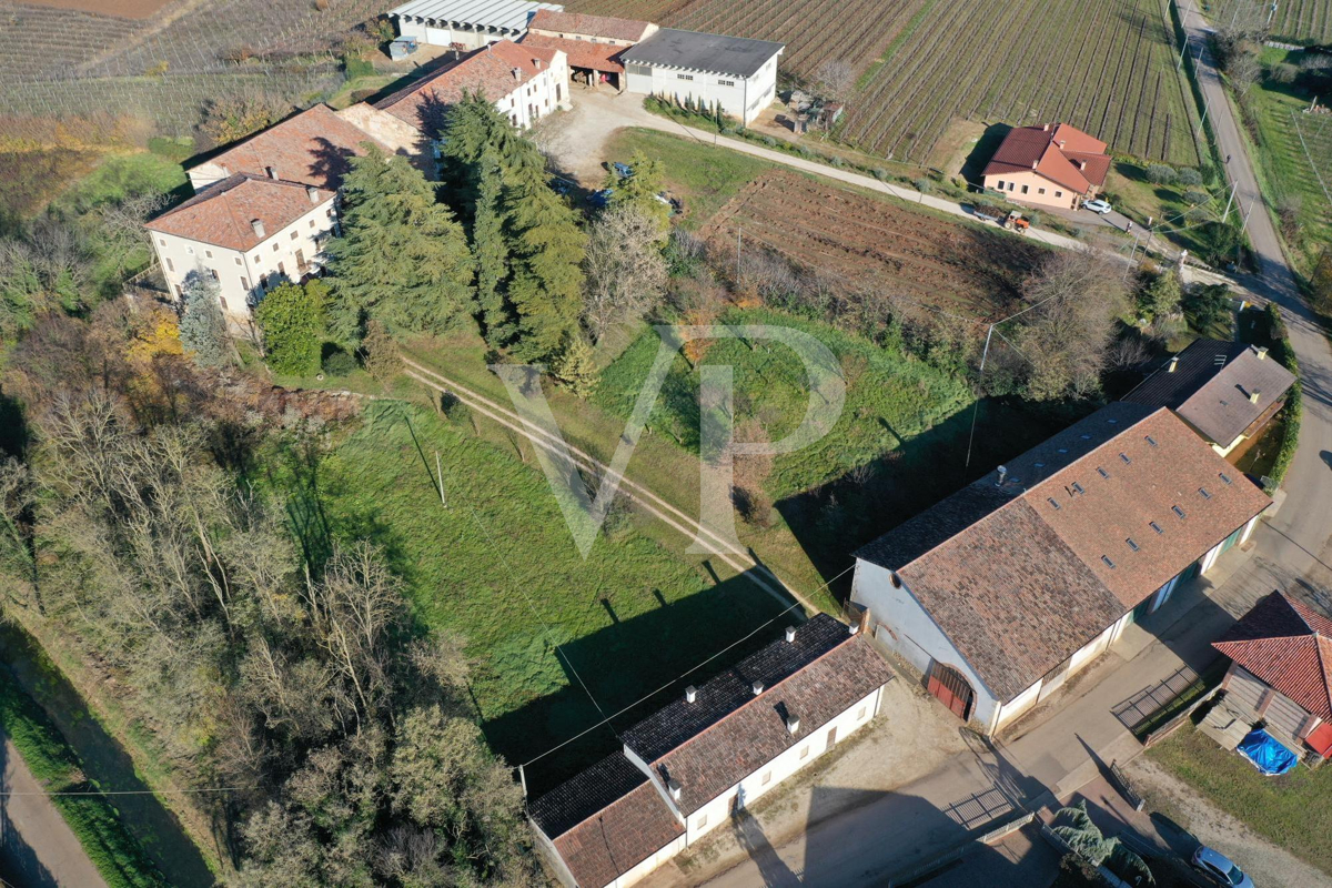 La casa della nobile famiglia dei conti Velo.
Casa colonica storica con  volumi e potenzialità straordinarie