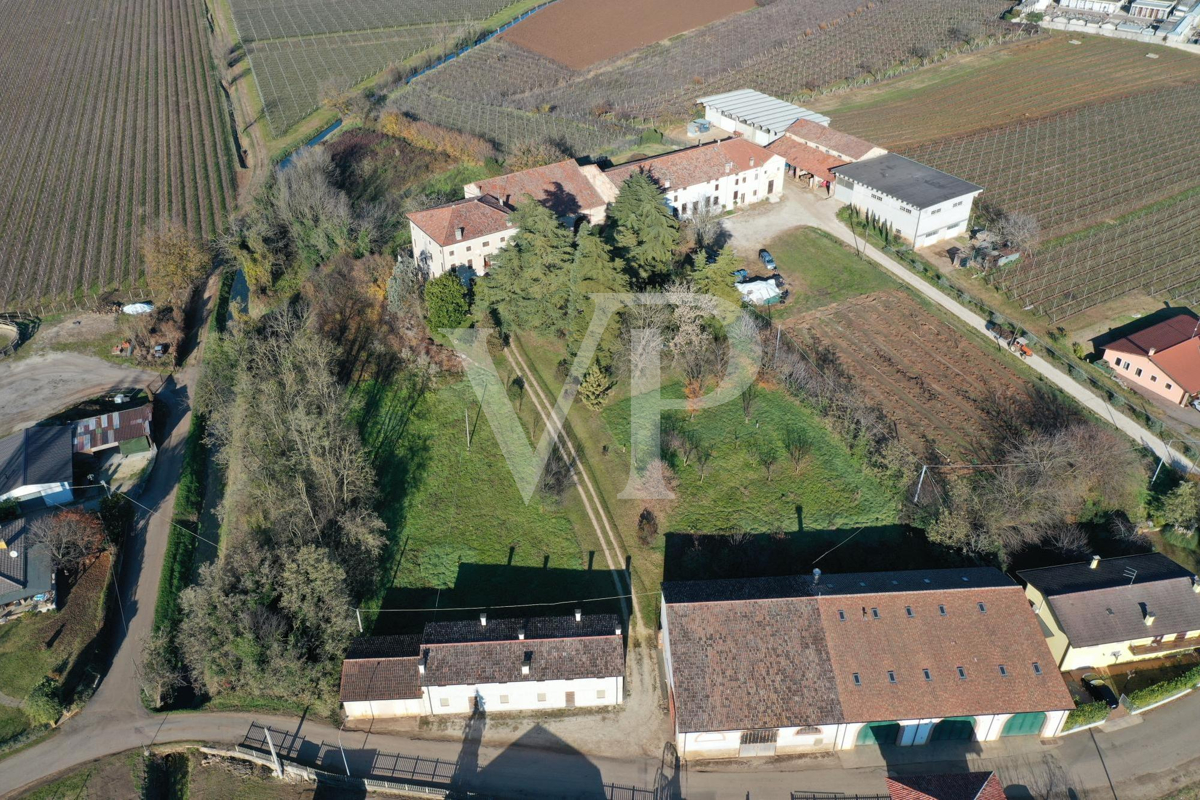 La casa della nobile famiglia dei conti Velo.
Casa colonica storica con  volumi e potenzialità straordinarie