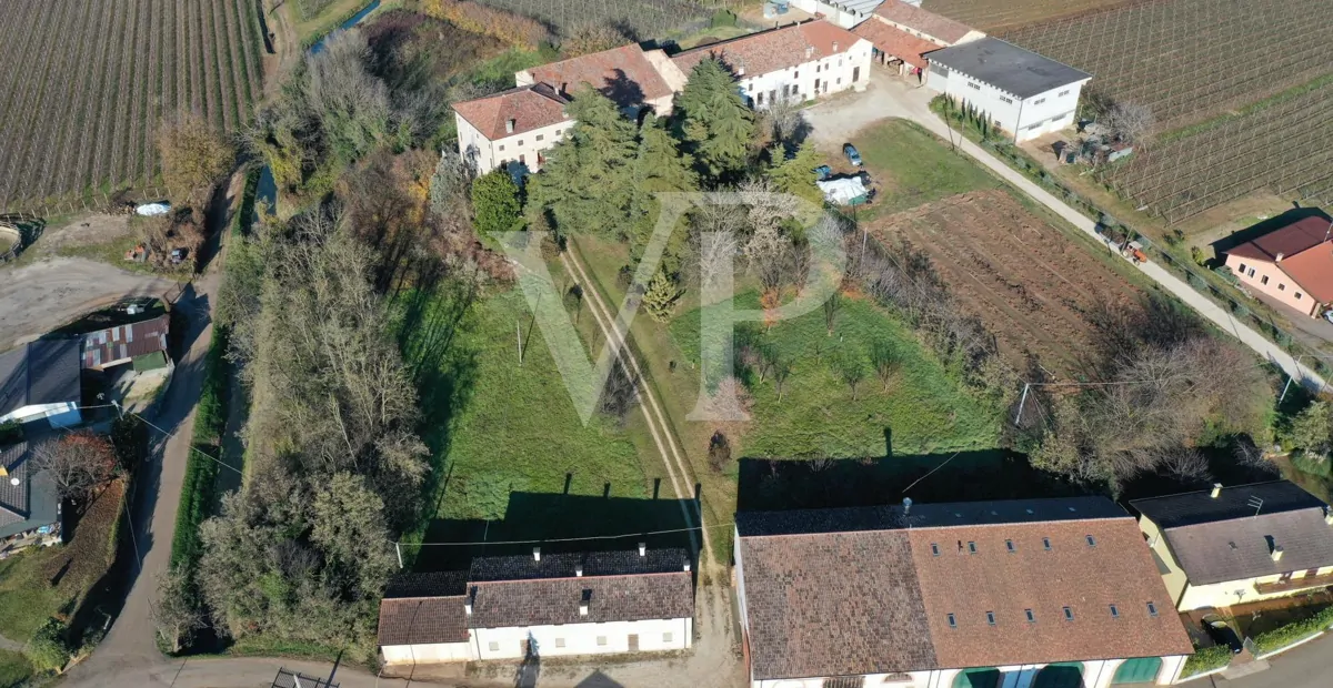 Masía histórica de grandes volúmenes y extraordinario potencial