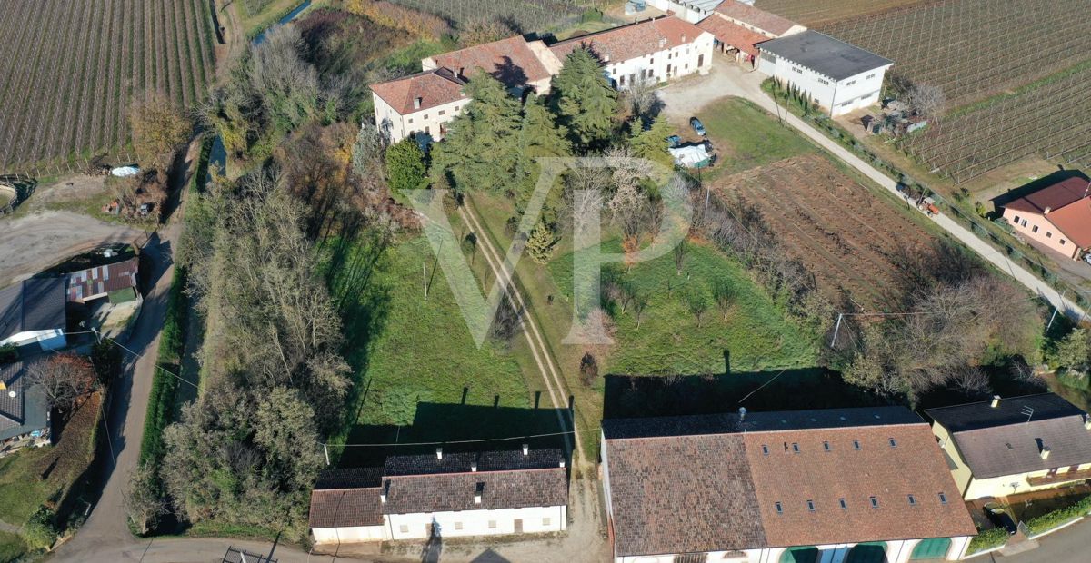 Historisches Bauernhaus mit großem Volumen und außergewöhnlichem Potenzial