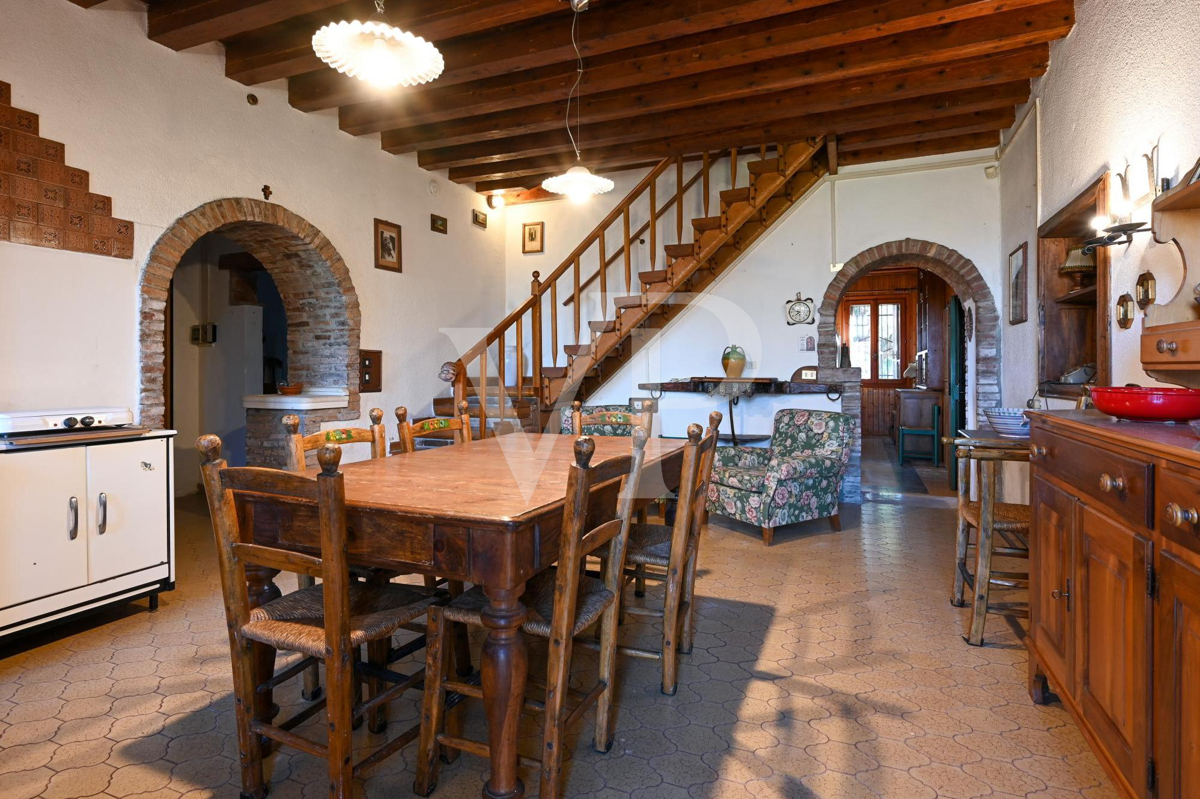 La casa della nobile famiglia dei conti Velo.
Casa colonica storica con  volumi e potenzialità straordinarie