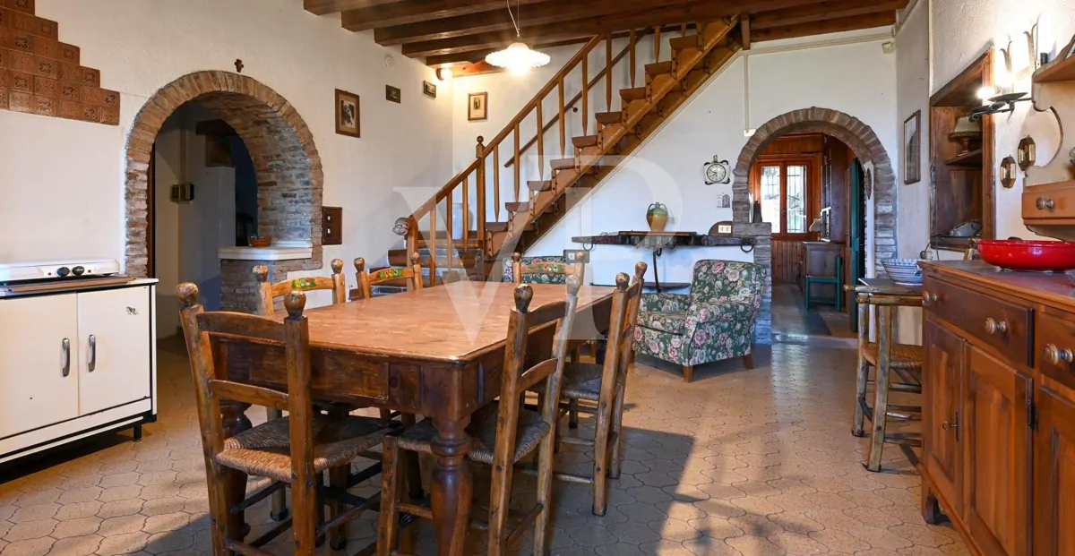 Masía histórica de grandes volúmenes y extraordinario potencial