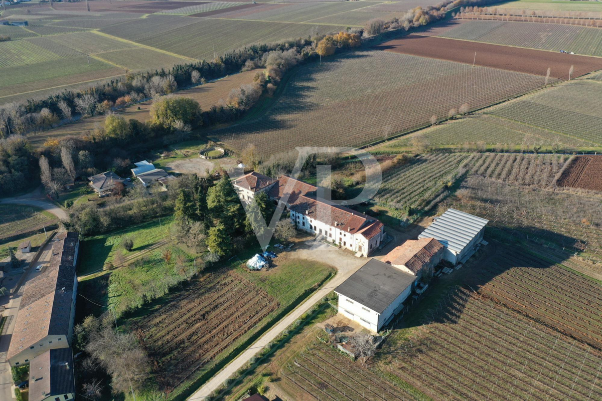 La casa della nobile famiglia dei conti Velo.
Casa colonica storica con  volumi e potenzialità straordinarie