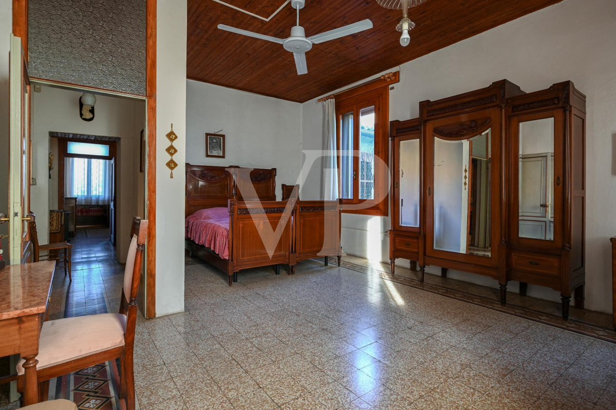 La casa della nobile famiglia dei conti Velo.
Casa colonica storica con  volumi e potenzialità straordinarie