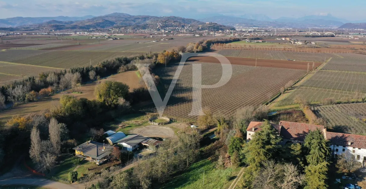 Masía histórica de grandes volúmenes y extraordinario potencial