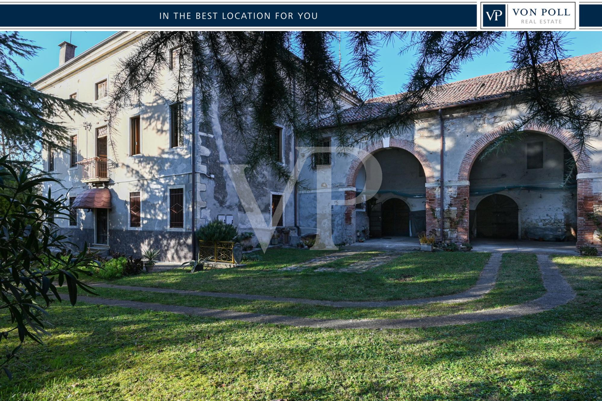 La casa della nobile famiglia dei conti Velo.
Casa colonica storica con  volumi e potenzialità straordinarie