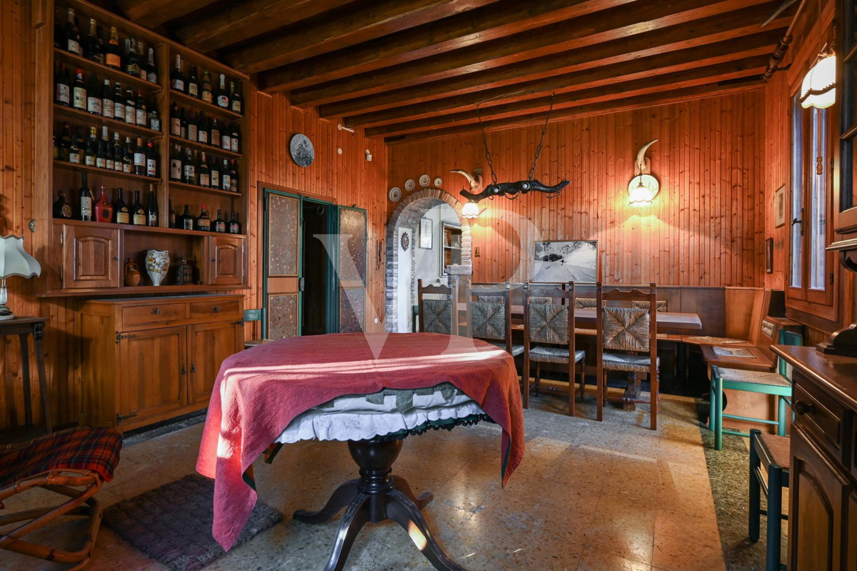 La casa della nobile famiglia dei conti Velo.
Casa colonica storica con  volumi e potenzialità straordinarie