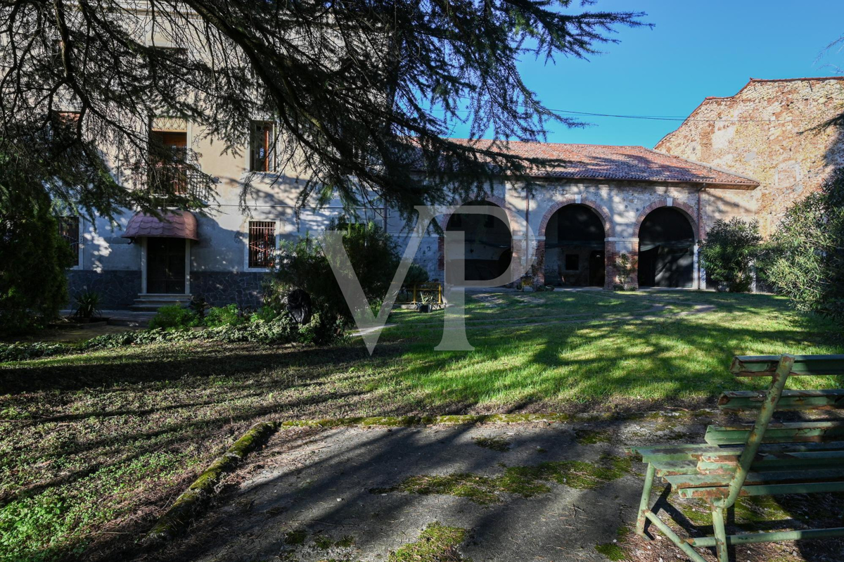 La casa della nobile famiglia dei conti Velo.
Casa colonica storica con  volumi e potenzialità straordinarie