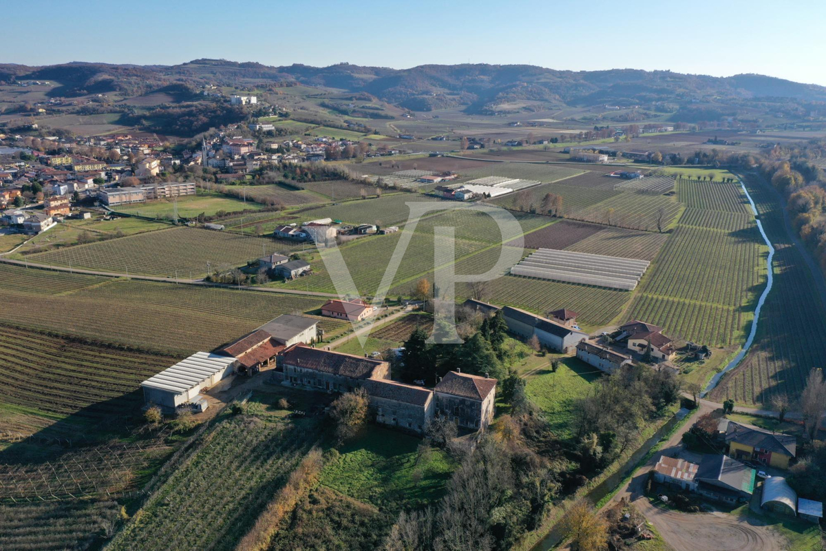 La casa della nobile famiglia dei conti Velo.
Casa colonica storica con  volumi e potenzialità straordinarie