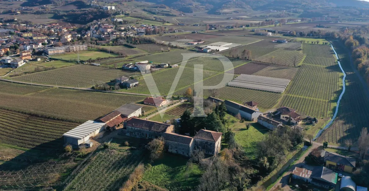 Masía histórica de grandes volúmenes y extraordinario potencial