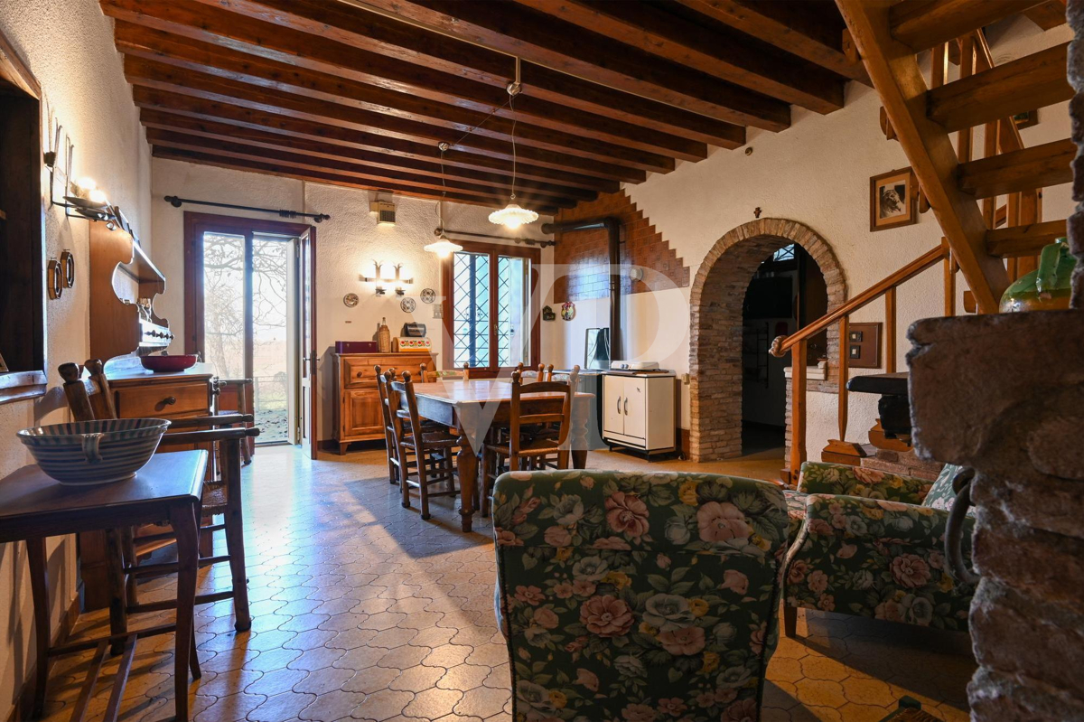 La casa della nobile famiglia dei conti Velo.
Casa colonica storica con  volumi e potenzialità straordinarie