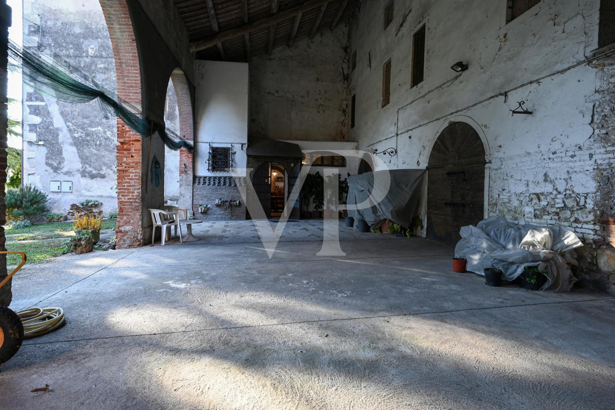La casa della nobile famiglia dei conti Velo.
Casa colonica storica con  volumi e potenzialità straordinarie