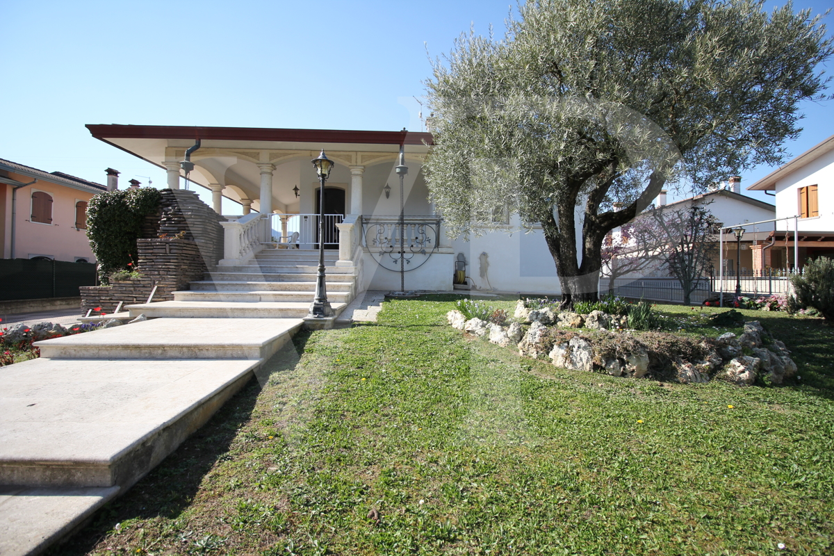 Villa bifamiliare con giardino ed accesso esclusivi