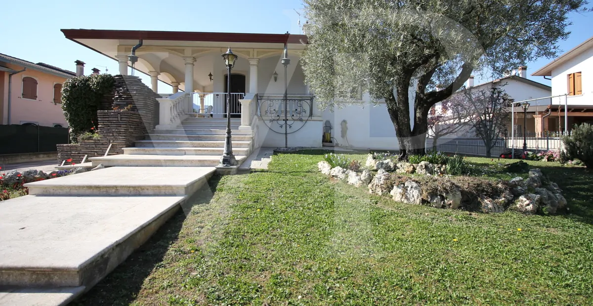Full renovated - Semi-detached villa with private garden and access