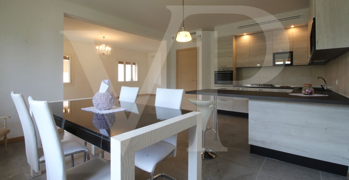 Villa bifamiliare con giardino ed accesso esclusivi