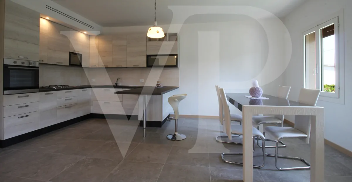 Full renovated - Semi-detached villa with private garden and access