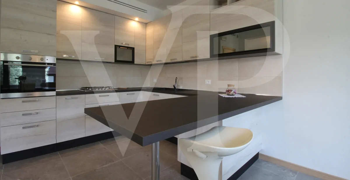 Full renovated - Semi-detached villa with private garden and access