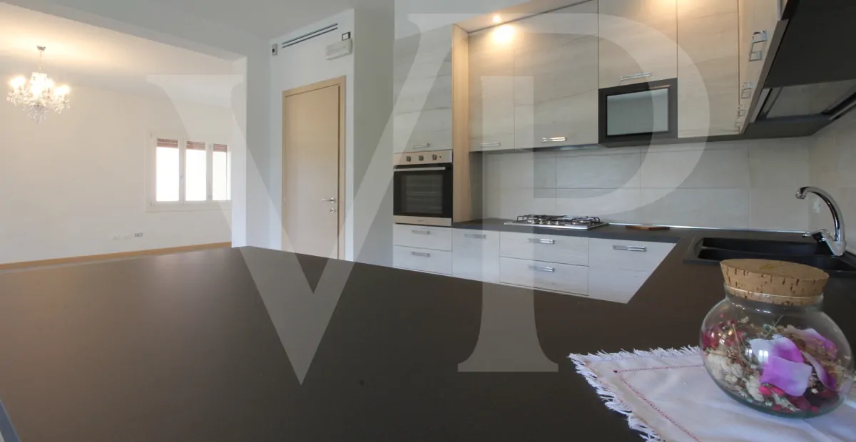 Full renovated - Semi-detached villa with private garden and access