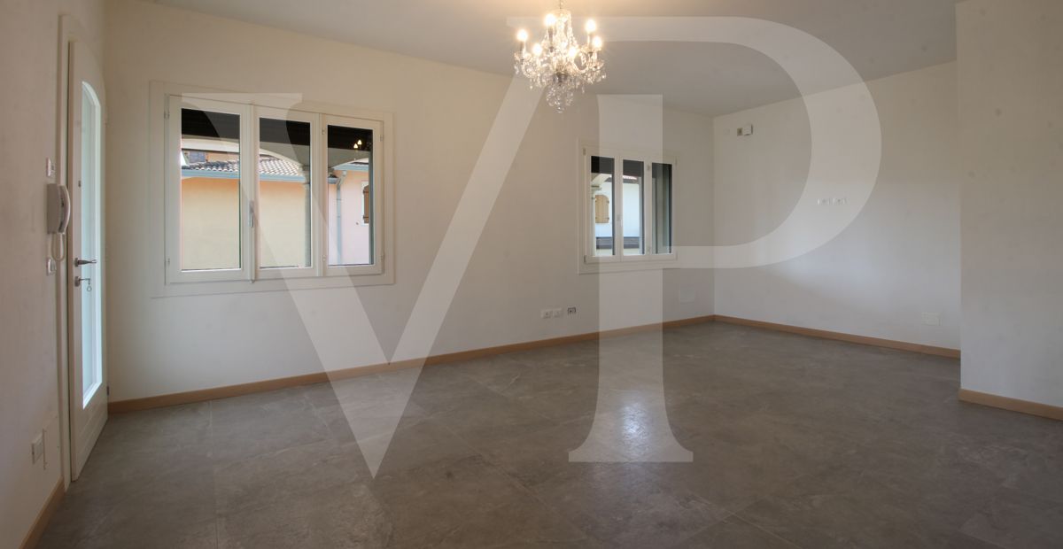 Villa bifamiliare con giardino ed accesso esclusivi