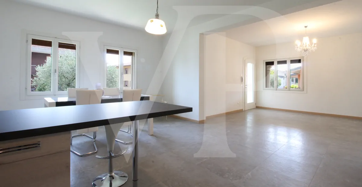 Full renovated - Semi-detached villa with private garden and access