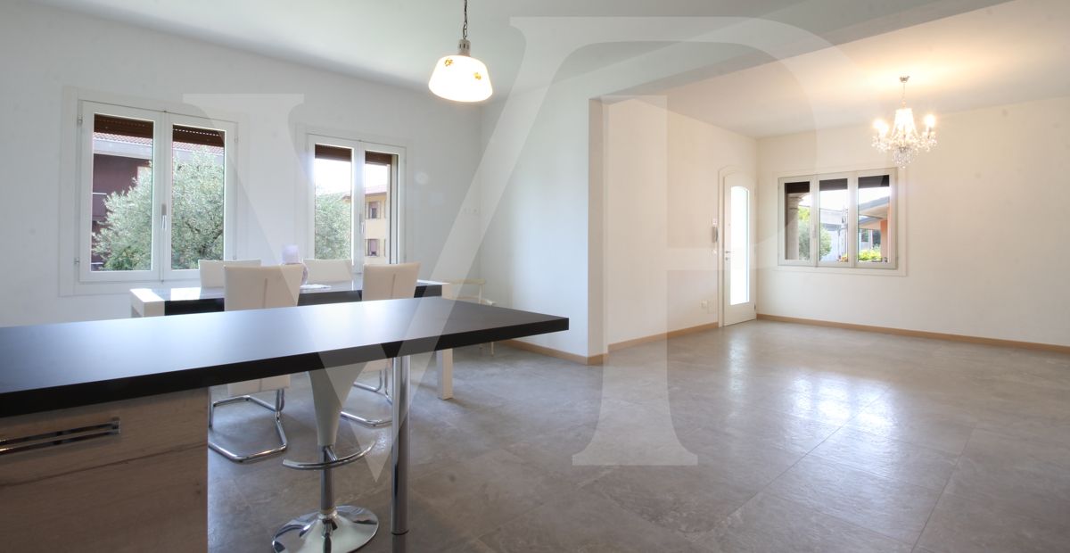 Villa bifamiliare con giardino ed accesso esclusivi