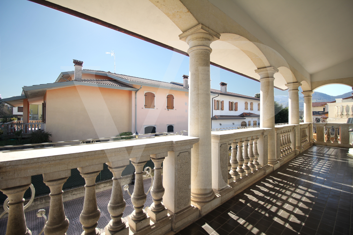 Villa bifamiliare con giardino ed accesso esclusivi