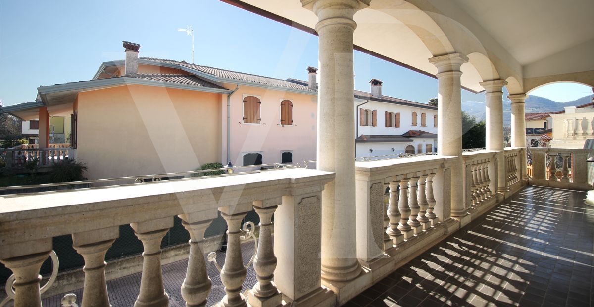 Villa bifamiliare con giardino ed accesso esclusivi