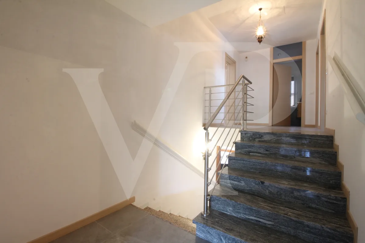 Villa bifamiliare con giardino ed accesso esclusivi