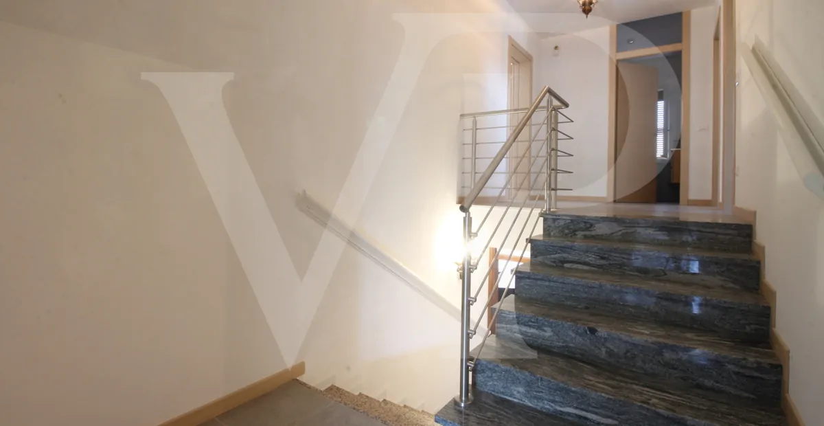 Full renovated - Semi-detached villa with private garden and access