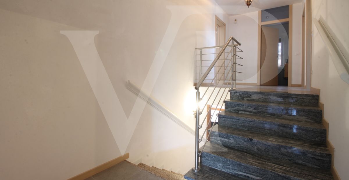 Villa bifamiliare con giardino ed accesso esclusivi