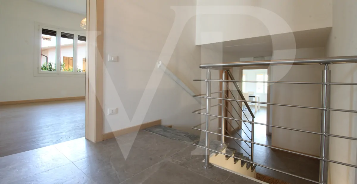 Full renovated - Semi-detached villa with private garden and access