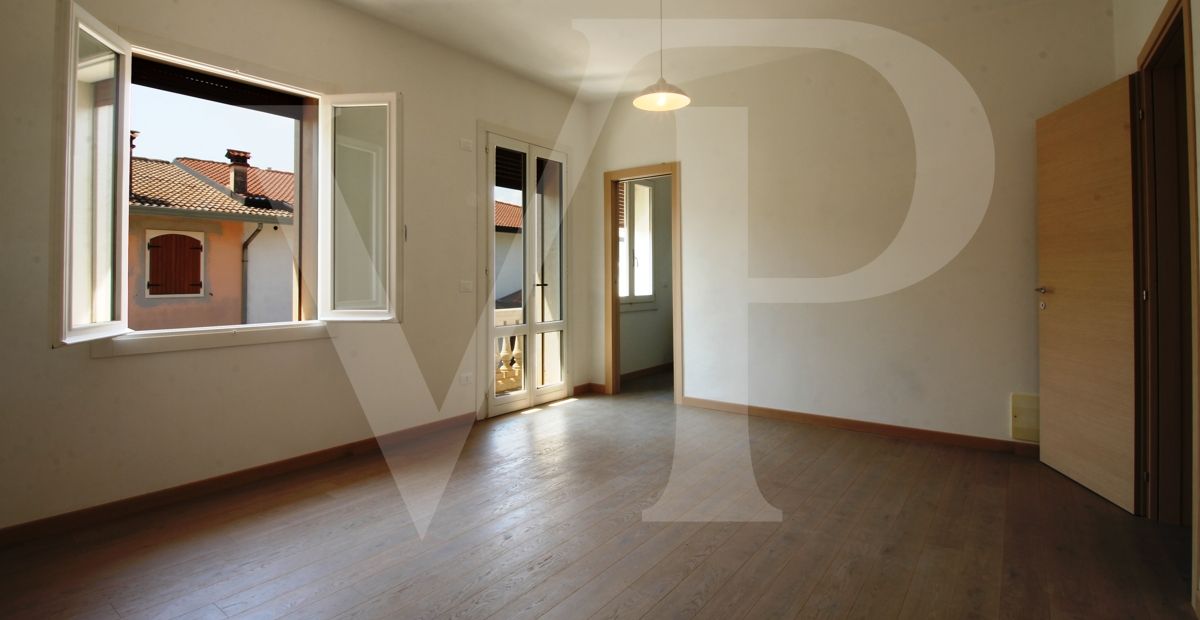 Villa bifamiliare con giardino ed accesso esclusivi