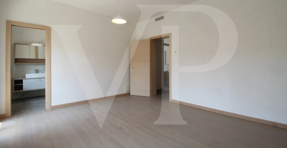 Full renovated - Semi-detached villa with private garden and access