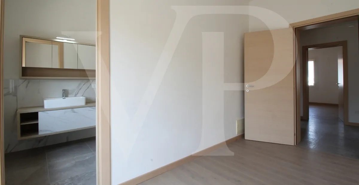 Full renovated - Semi-detached villa with private garden and access