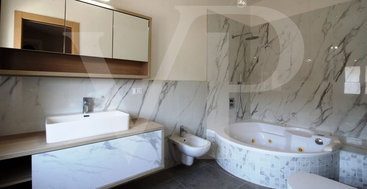 Villa bifamiliare con giardino ed accesso esclusivi