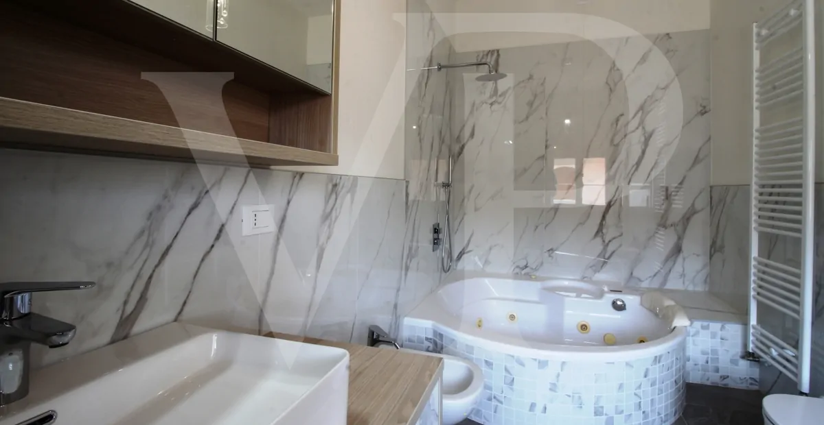 Full renovated - Semi-detached villa with private garden and access