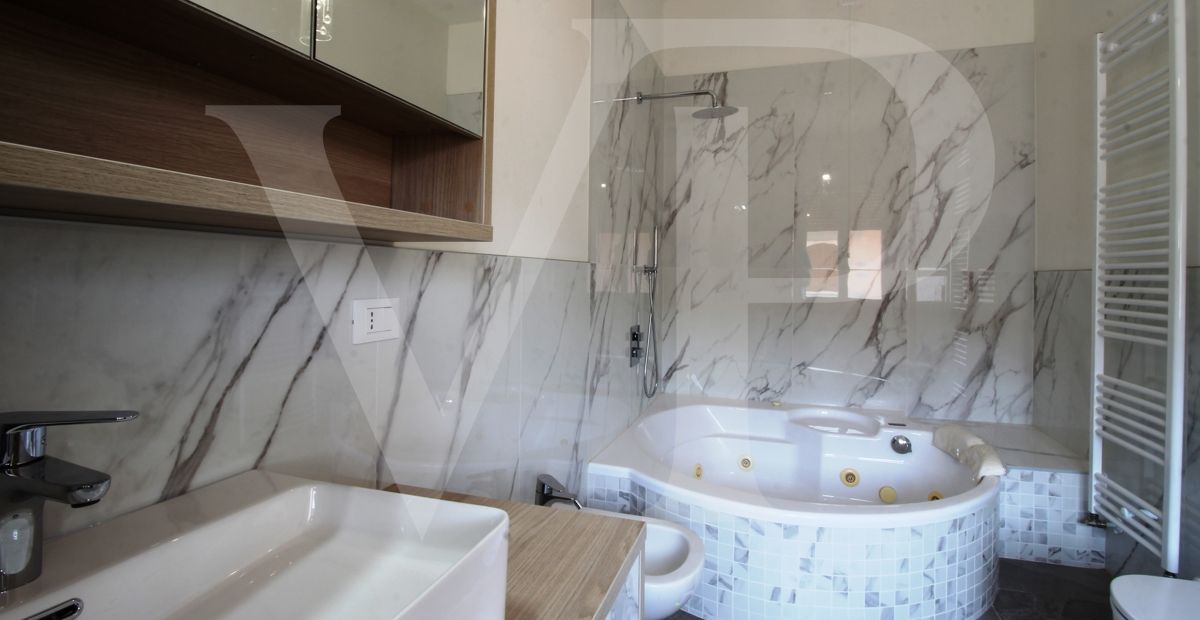 Villa bifamiliare con giardino ed accesso esclusivi