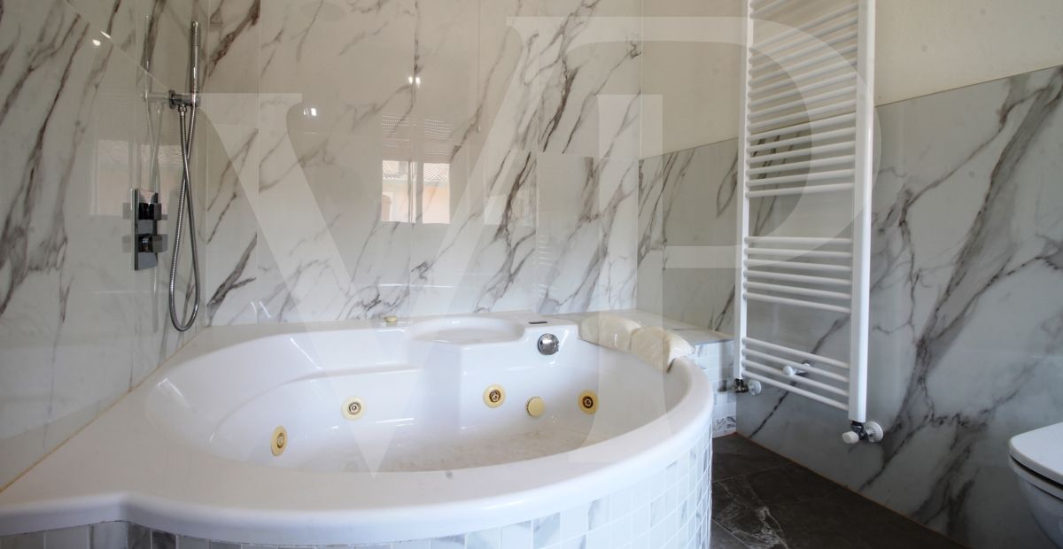 Villa bifamiliare con giardino ed accesso esclusivi