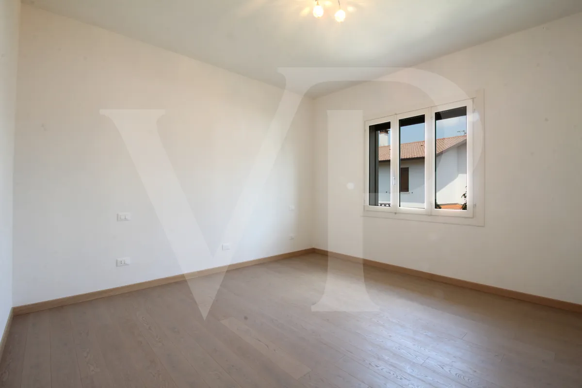 Villa bifamiliare con giardino ed accesso esclusivi