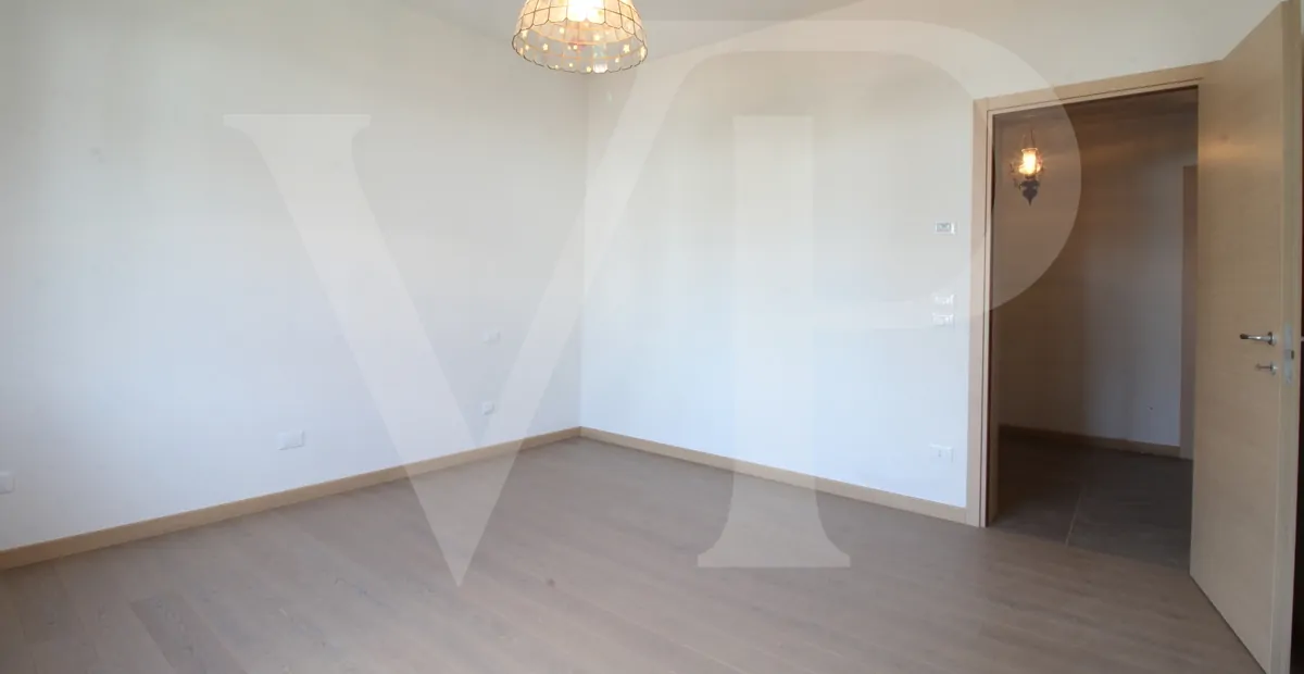 Full renovated - Semi-detached villa with private garden and access