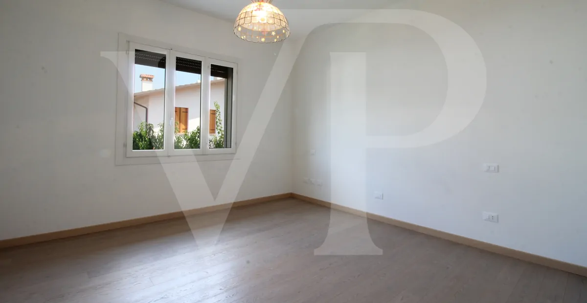 Full renovated - Semi-detached villa with private garden and access