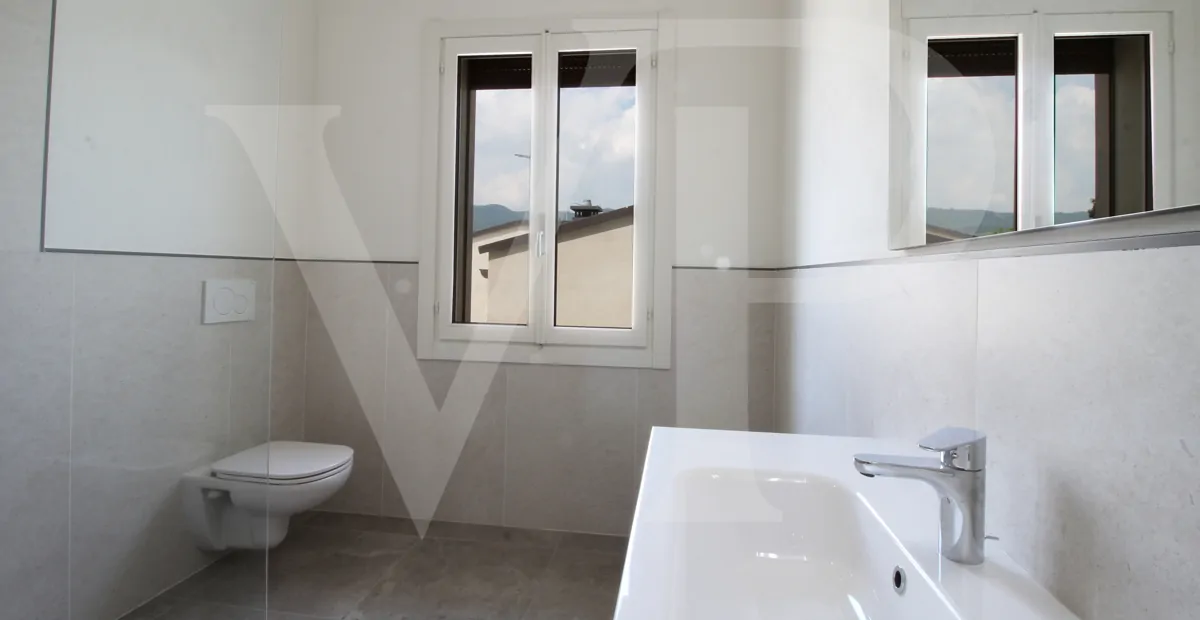 Full renovated - Semi-detached villa with private garden and access