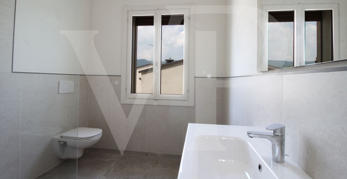 Villa bifamiliare con giardino ed accesso esclusivi