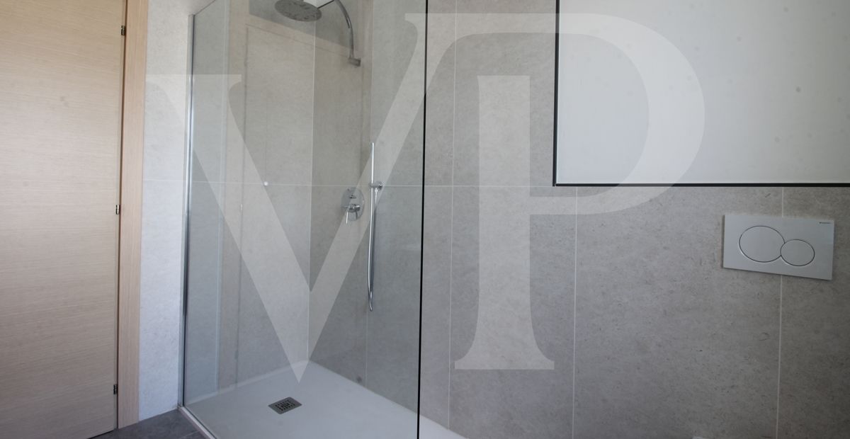 Villa bifamiliare con giardino ed accesso esclusivi